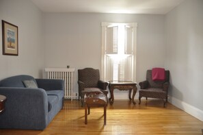 Living area - Moncton Suites on Alma (Moncton)