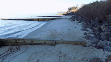 NĂ€ra stranden och solstolar