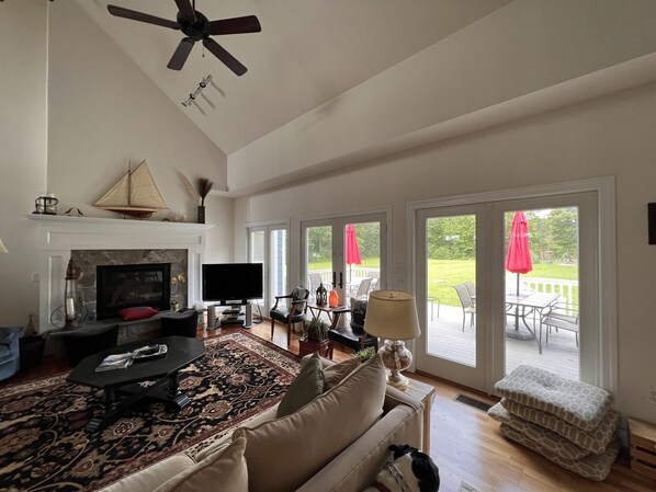 Smart TV, fireplace, DVD player, books