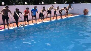 2 εσωτερικές πισίνες