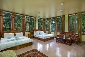 Suite familiar, vista a la colina | Ropa de cama de alta calidad y caja de seguridad en la habitación 