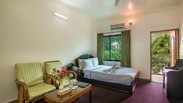 Kamar Double atau Twin Deluks | Seprai premium, brankas, meja kerja, dan ruang kerja ramah laptop