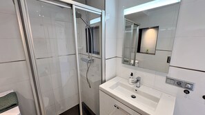 Dusche, Haartrockner, Handtücher