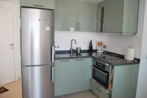 Een koelkast, een magnetron, een oven, een vaatwasser