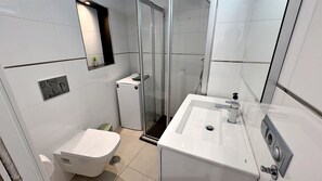 Douche, sèche-cheveux, serviettes fournies