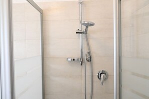 Een bad/douchecombinatie, een bidet, handdoeken