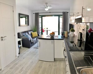 Een koelkast, een microgolfoven, een oven, een waterkoker