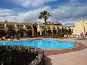 Piscina all'aperto, lettini