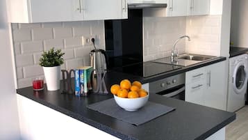 Réfrigérateur, micro-ondes, four, bouilloire électrique