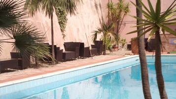 Piscine extérieure (ouverte en saison), parasols de plage