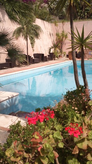 Piscine extérieure (ouverte en saison), parasols de plage