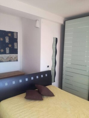 Single Room, Garden View | Individually furnished, iron/ironing board, rollaway beds, free WiFi
