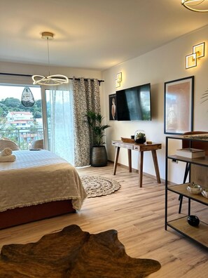 Superior Studio Suite, 1 King Bed, Sea View
