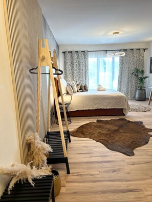 Superior studio suite, 1 kingsize bed, uitzicht op zee | Een kluis op de kamer, geluiddichte muren, een strijkplank/strijkijzer