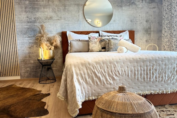 Suite estudio superior, 1 cama de matrimonio grande, vistas al mar | Caja fuerte, sistema de insonorización, tabla de planchar con plancha