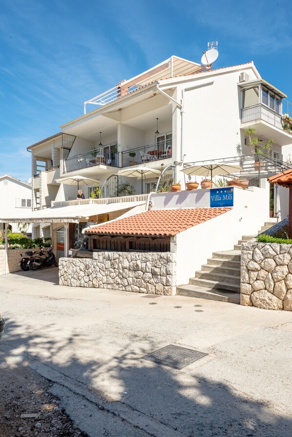 Superior studio suite, 1 kingsize bed, uitzicht op zee | Voorkant van accommodatie