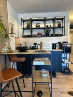 Suite estudio superior, 1 cama de matrimonio grande, vistas al mar | Cocina privada | Frigorífico grande, placa de cocina y cafetera o tetera