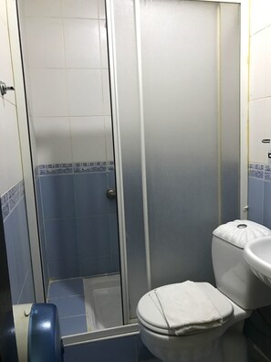 Habitación básica, 1 cama de matrimonio grande | Baño