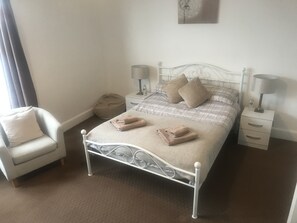 3 bedrooms, in-room safe, iron/ironing board, travel cot