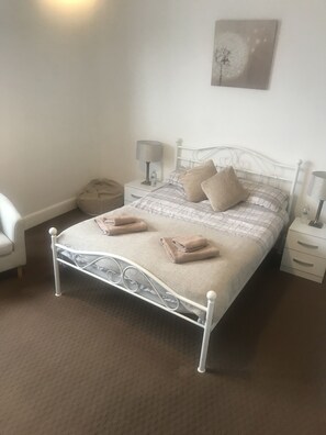 3 間睡房、房內夾萬、熨斗/熨衫板、可攜式嬰兒床