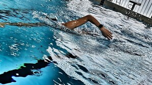 Une piscine dans laquelle une personne nage.