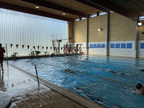 Una piscina cubierta