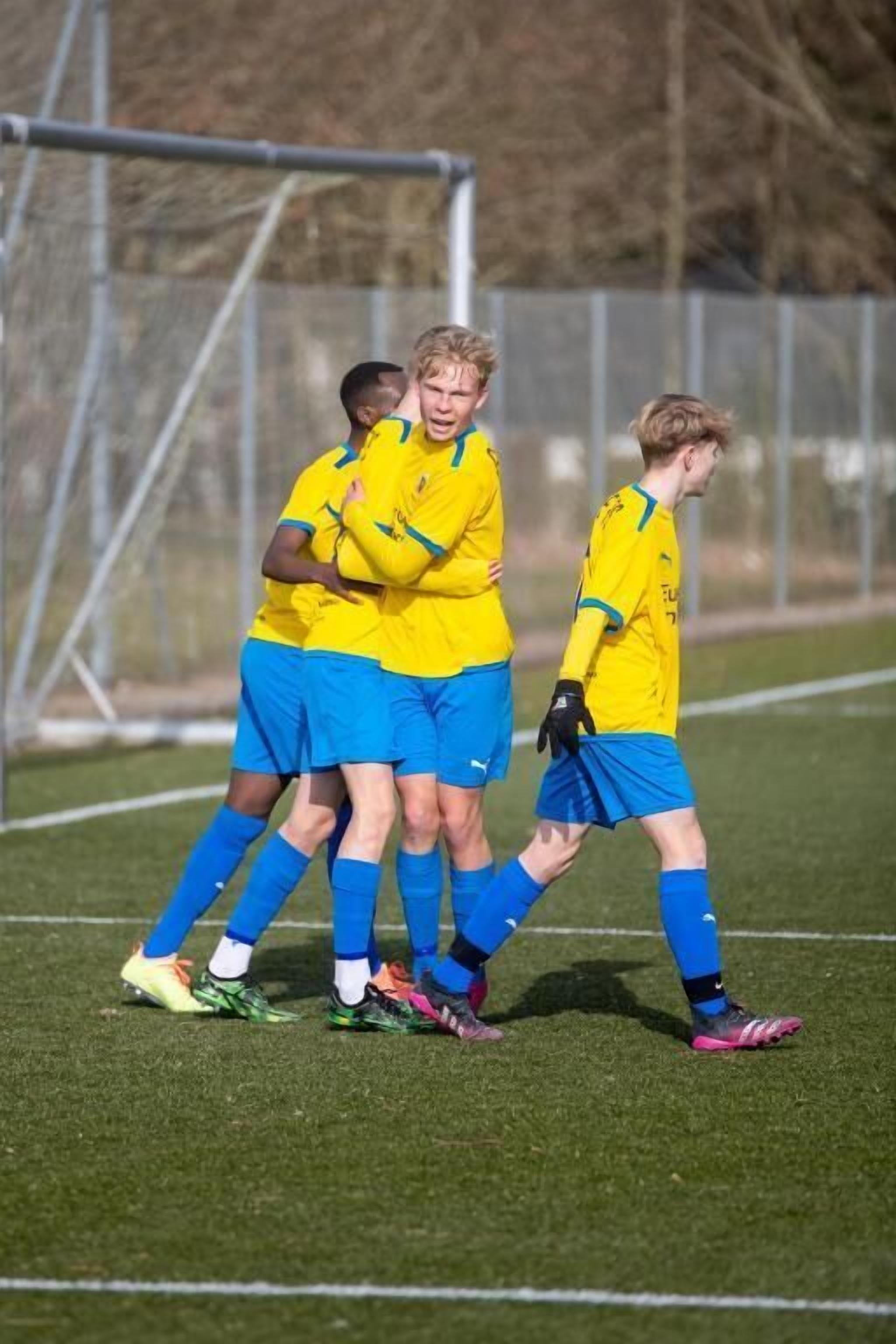 Eine Gruppe von Menschen in Sportkleidung auf einem Feld.