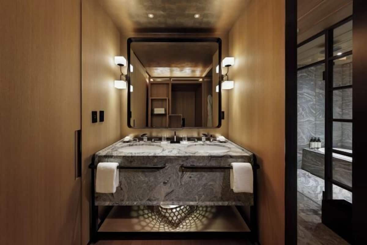 Tina con regadera, tina profunda, amenidades de baño de diseñador