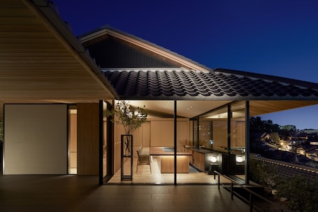 4 restaurants, breakfast, lunch, dinner served; local cuisine. Park Hyatt Kyoto