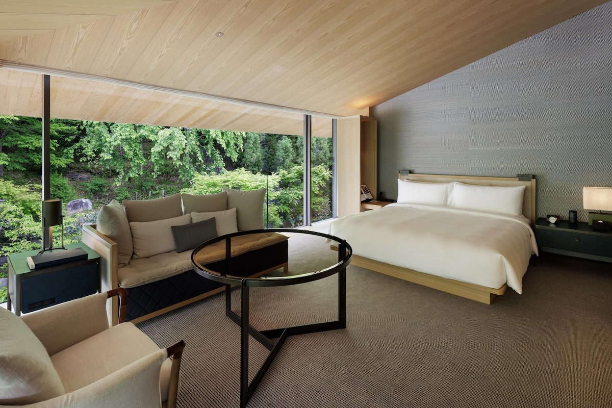 Kamar, 1 Tempat Tidur King, pemandangan kebun | Seprai premium, selimut bulu angsa, minibar, dan brankas