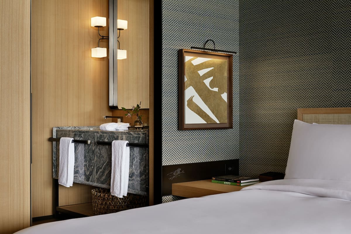 Roupas de cama premium, edredons de pluma, frigobar, cofres nos quartos