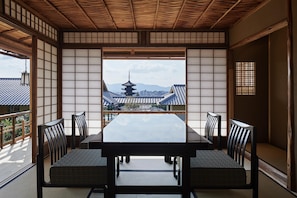 4 restoran, melayani sarapan, makan siang; sajian masakan lokal