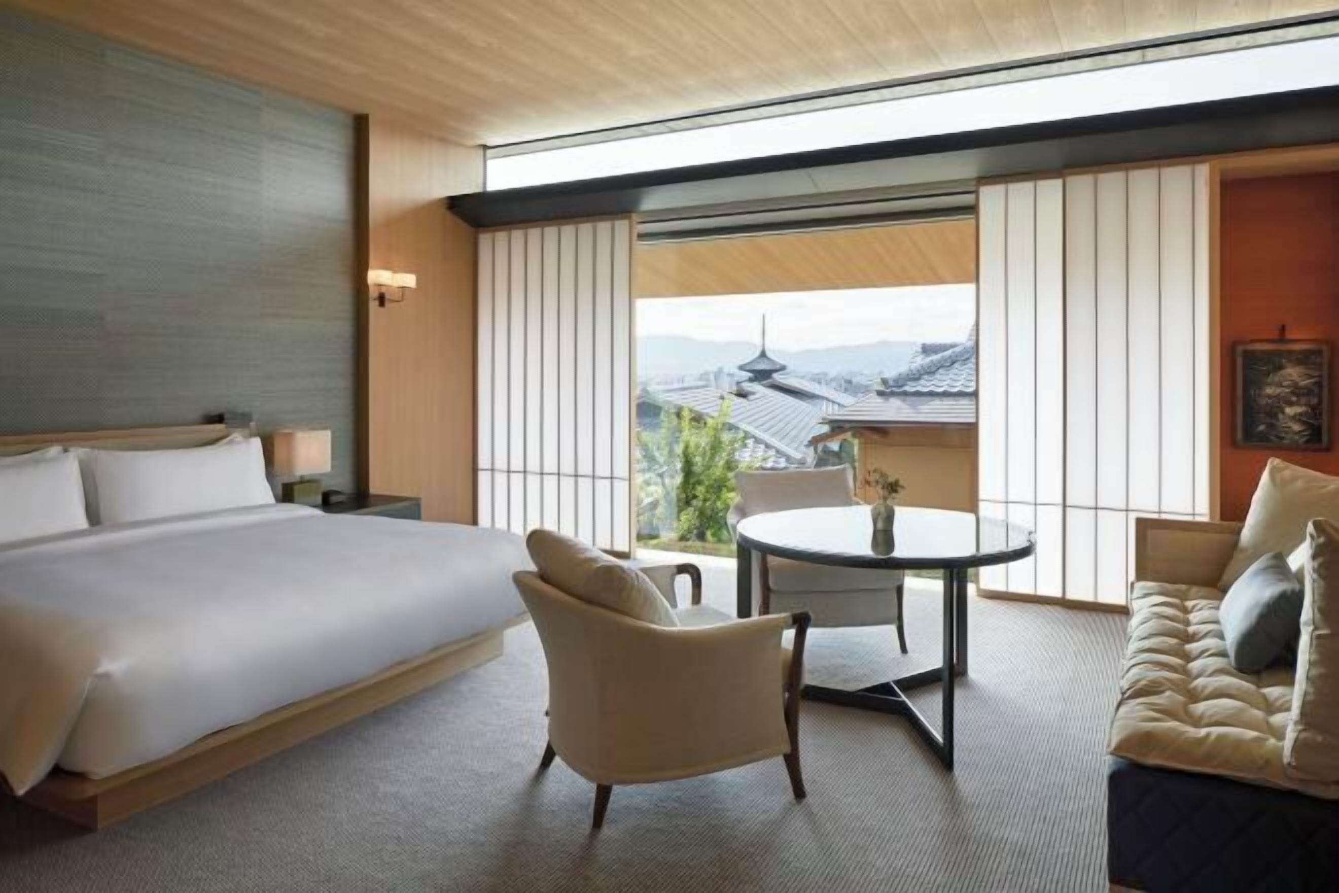 Roupas de cama premium, edredons de pluma, frigobar, cofres nos quartos