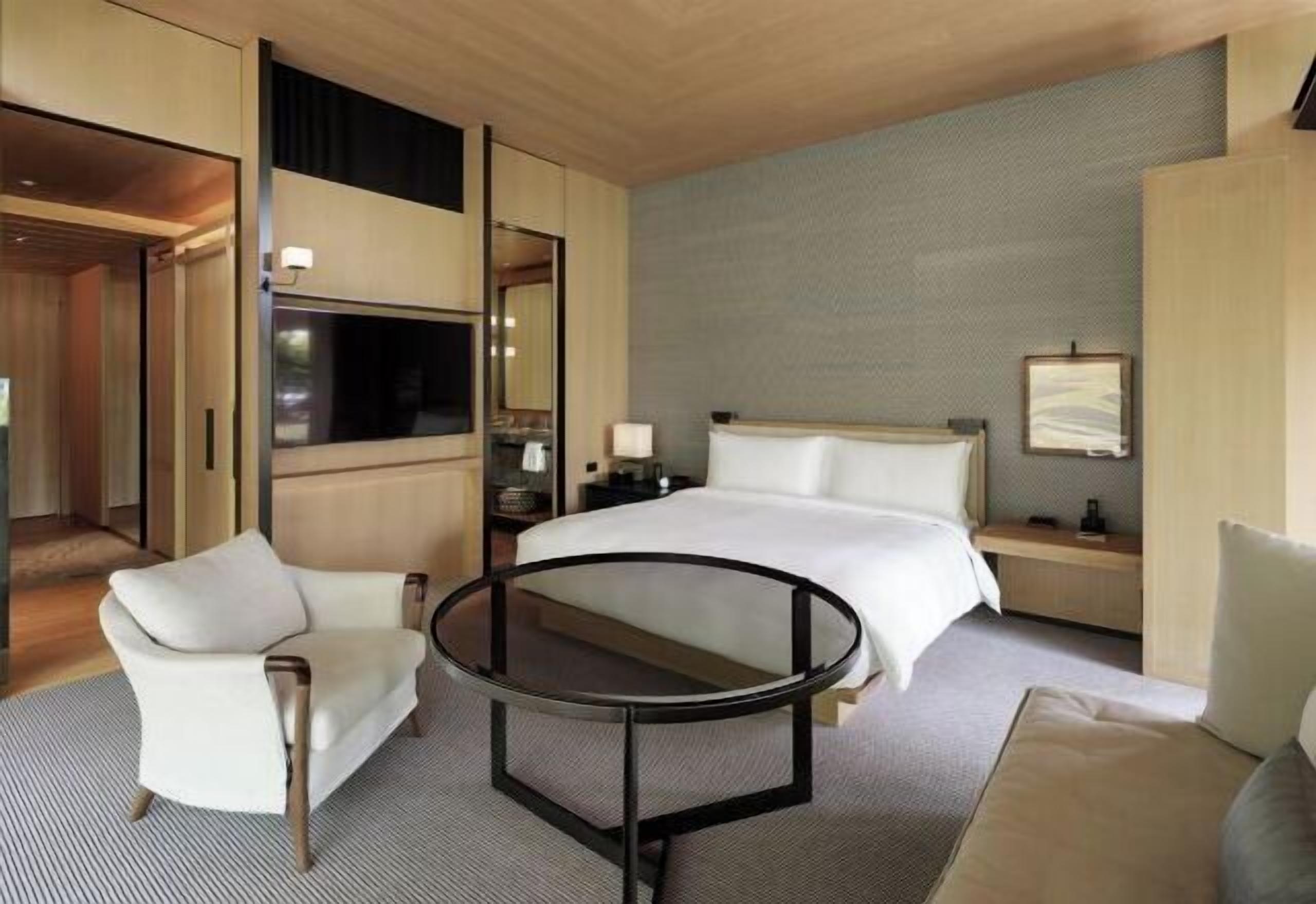 Premium bedding, down duvets, minibar, in-room safe