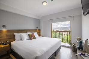 Premium bedding, in-room safe, laptop workspace, blackout drapes - Muru Homely Hotel (Cusco)