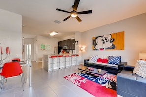 Maison en rangée, 3 chambres (3 Bathrooms - 2367) | Salle de séjour | Téléviseur connecté