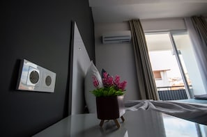 Minibar, desk, laptop workspace, blackout drapes - Moonbow Beach Hotel (Alanya)