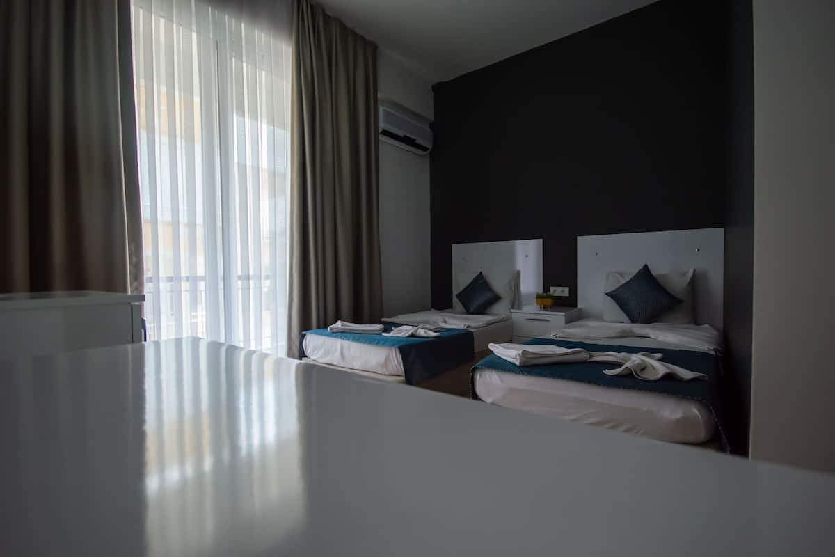 Minibar, escritorio, espacio para trabajar con un portátil