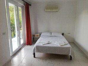Basic Triple Room, 1 Double Bed, Garden View | Bed sheets - Caretta Pension (Kas)