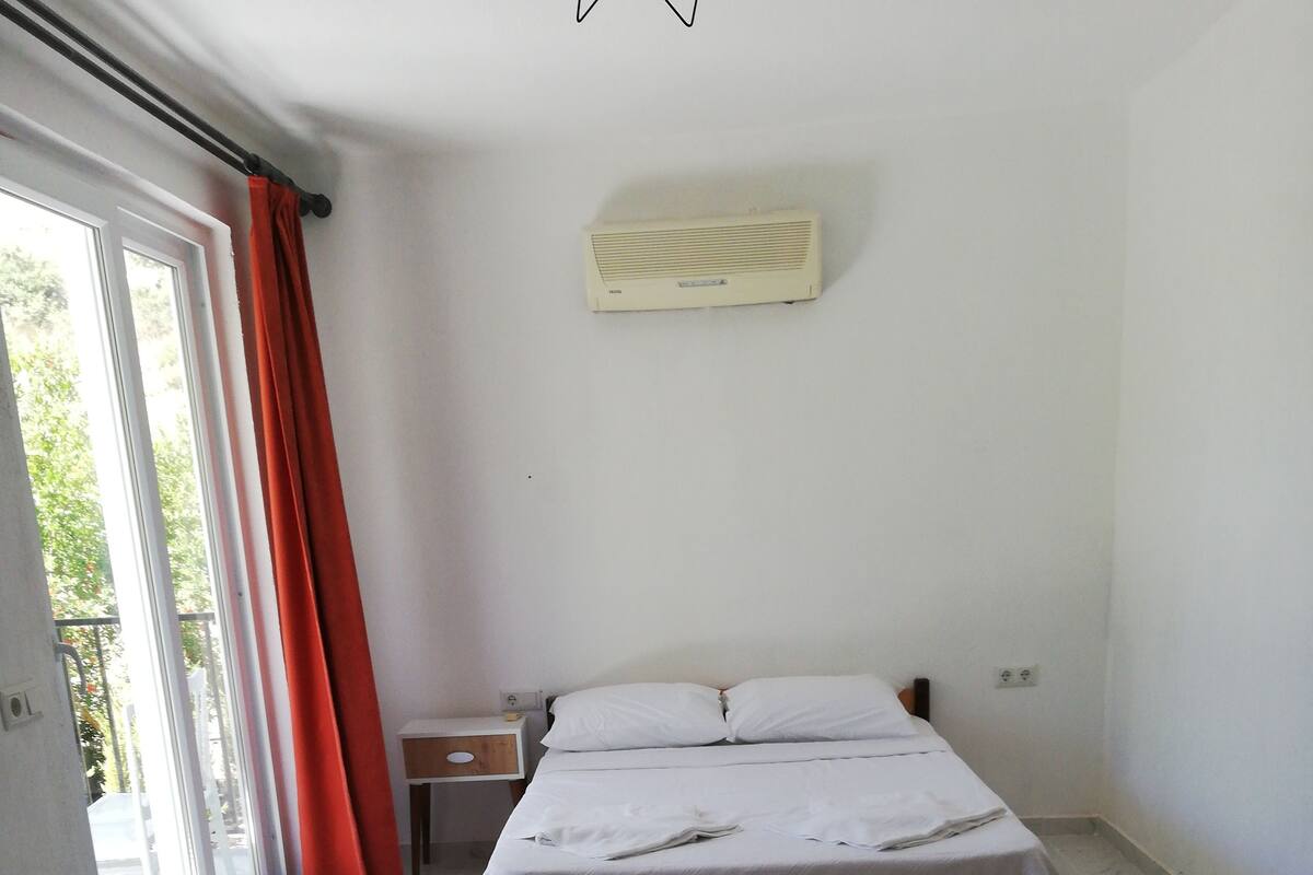 Habitación triple básica, 1 cama matrimonial, vista al jardín | Ropa de cama