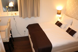 Premium bedding, blackout curtains, iron/ironing board, free WiFi - List Five - Your British Guesthouse (Stuttgart)