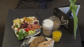 Tägliches kontinentales Frühstück (9 EUR pro Person)