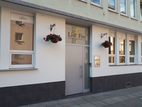 Property entrance - List Five - Your British Guesthouse (Stuttgart)