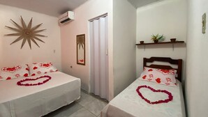 A bedroom with two beds, each adorned with heart-shaped rose garlands. - Pousada Vale Encantado (São Miguel dos Milagres)