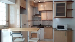 Réfrigérateur, micro-ondes, plaque de cuisson, lave-vaisselle