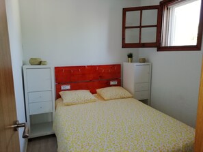 2 bedrooms, iron/ironing board, internet, bed sheets - Beach house (Torredembarra)
