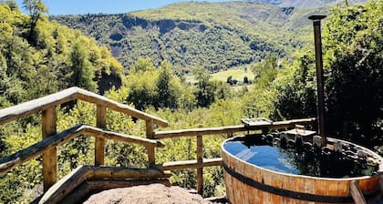 Cabañas entre montañas con tinajas calientes