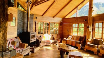 Guaiquivilo | Living area | Fireplace