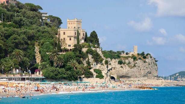 Ein Küstenhotel mit einer festungsähnlichen Architektur, Zugang zum Strand und Meerblick.
