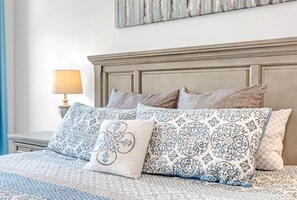 3 bedrooms, iron/ironing board, travel cot, WiFi - Grey Haven: 5 Star Stay, Grill, Fire Pit & More (Franklin)